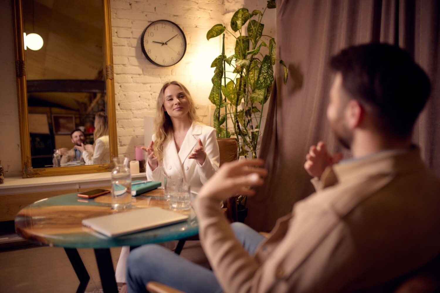 Une coach et un client échangent sur un projet de reconversion professionnelle