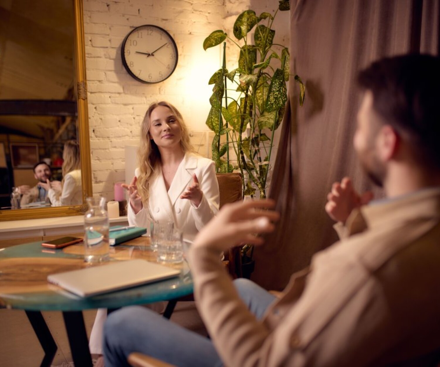 Une coach et un client échangent sur un projet de reconversion professionnelle