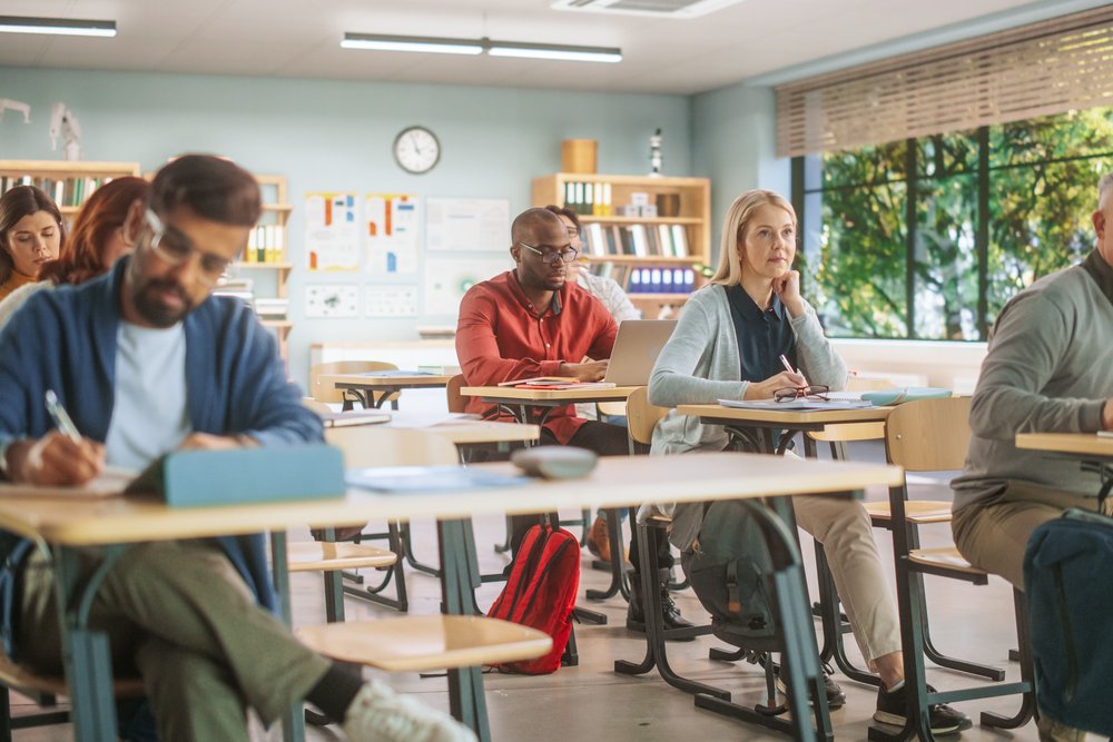 Des adultes suivent une formation pour changer de métier